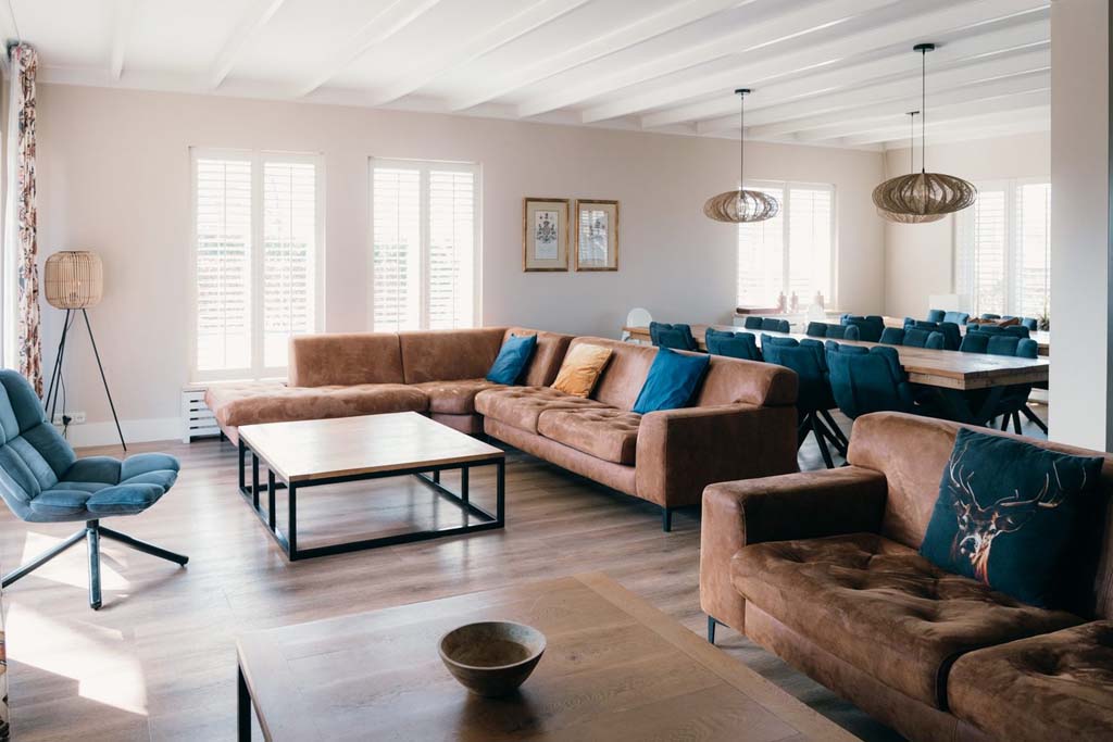 Luxe woonkamer van de Wellness Bungalow op vakantiepark De Boshoek