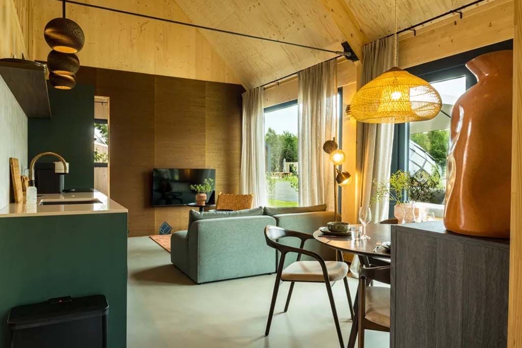 Woonkamer van 4-persoons zwembad huisje op Landal Resort Brinckerduyn