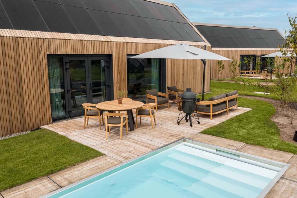 Het zwembad van het 4-persoons huisje op Landal Resort Brinckerduyn