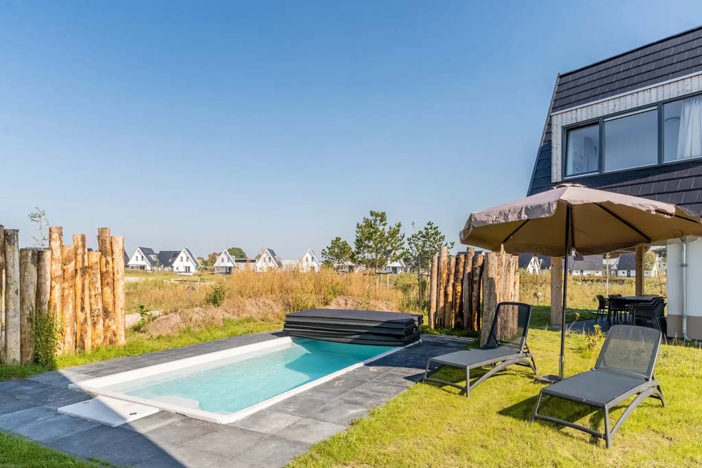 Buitenzwembad en terras