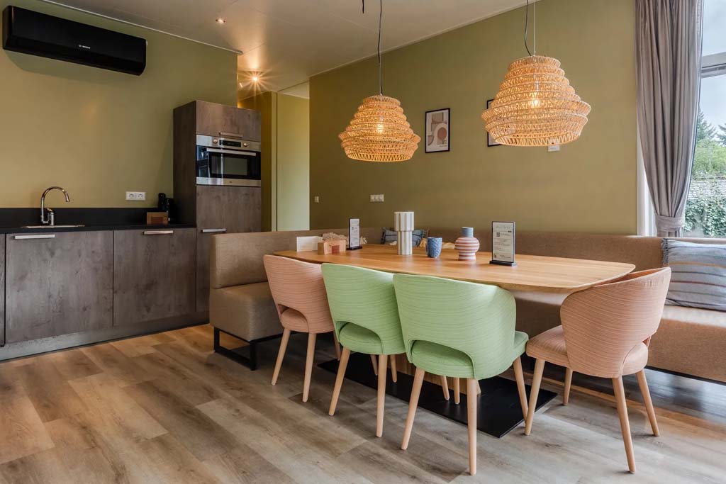 Eettafel in de woonkamer van de 10-persoons Pool Lodge