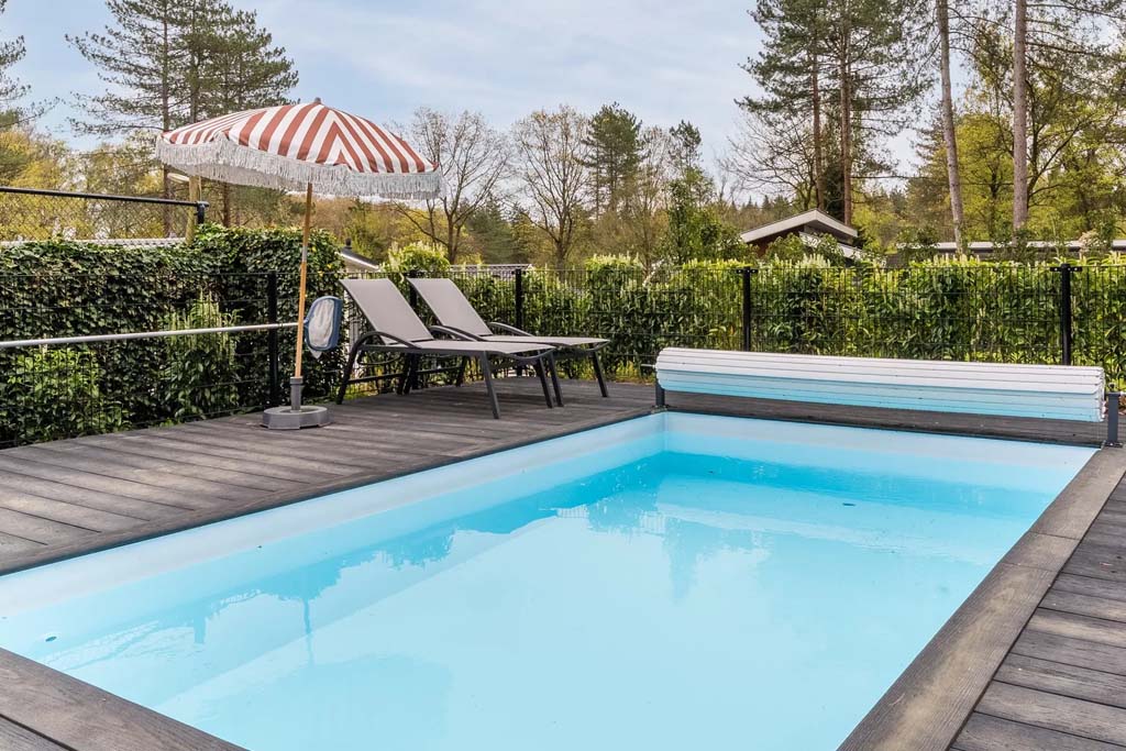 Buitenzwembad van de 10-persoons Pool Lodge