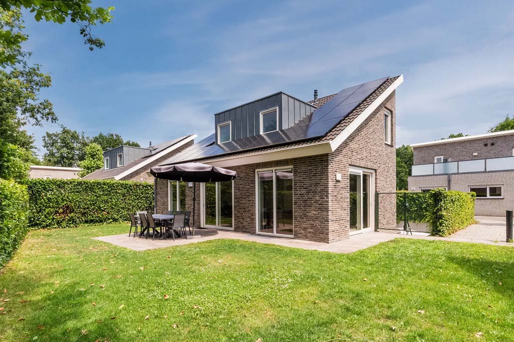 Riante villa met verwarmd privé buitenzwembad, sauna en hottub