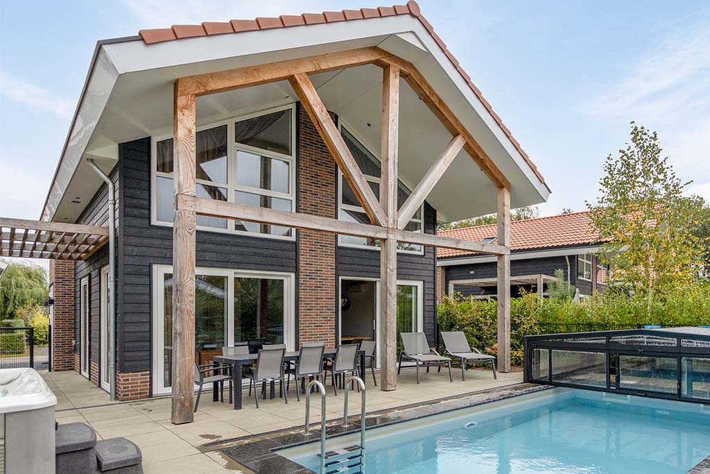 Luxe villa met overdekt buitenzwembad, jacuzzi en sauna