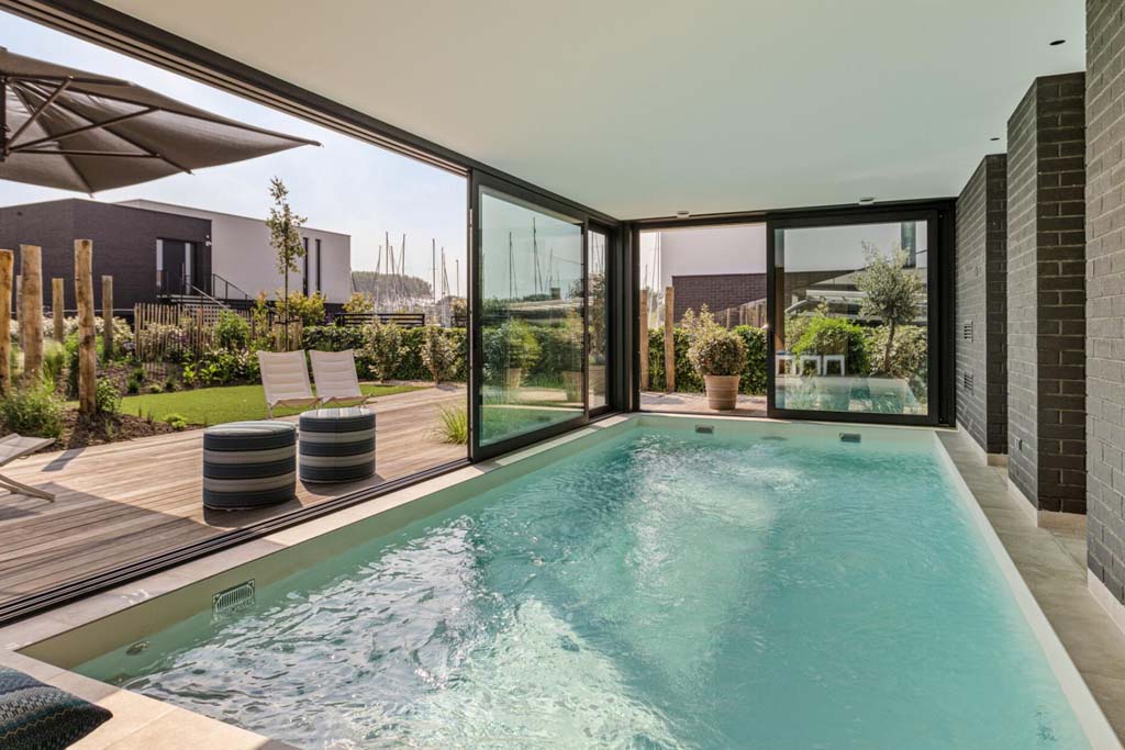 Luxe vakantiehuis met zwembad aan een meer in Zeeland