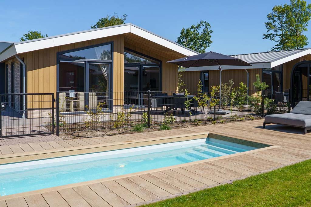Vrijstaande villa met verwarmd privézwembad en sauna in de tuin
